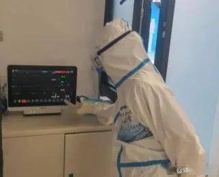大白vs猪人视频直播，当医疗机器人遇上猪队友，这画风我愣是没绷住